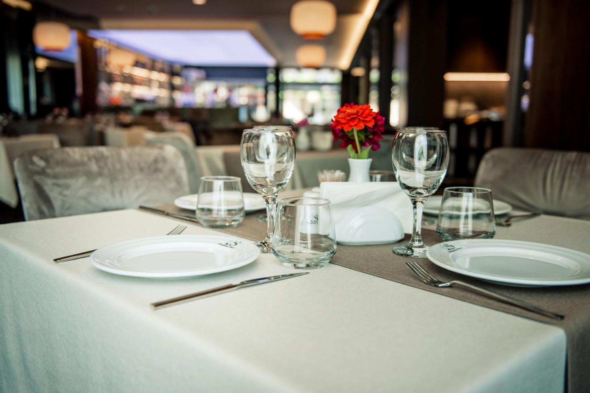 Seraphine Plaza Печ Экстерьер фото